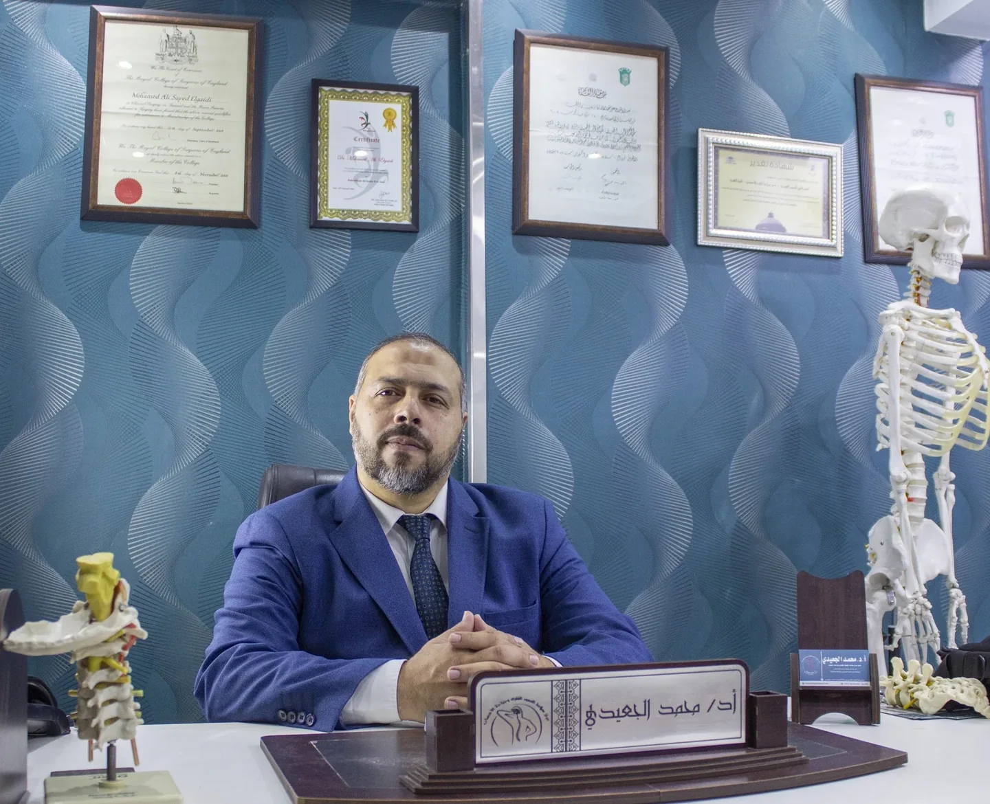 أ.د. محمد الجعيدي في مكتبه داخل مركز سلامة العمود الفقري
