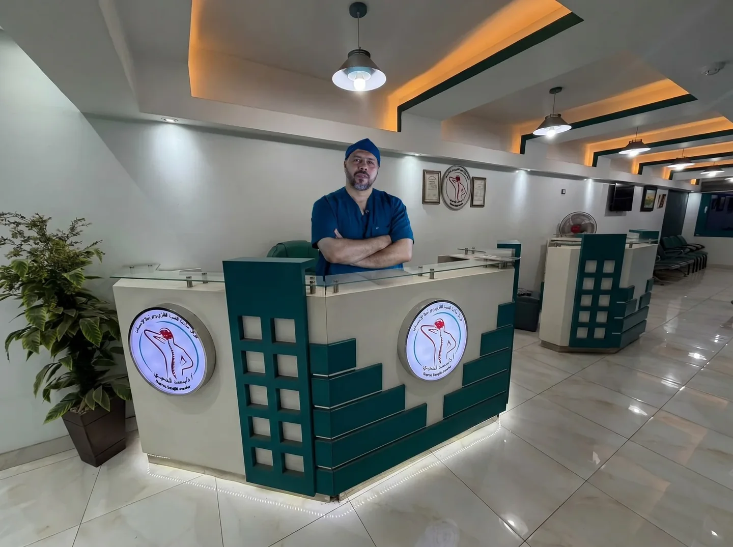 الاستقبال داخل مركز سلامة العمود الفقري وجراحة الأعصاب