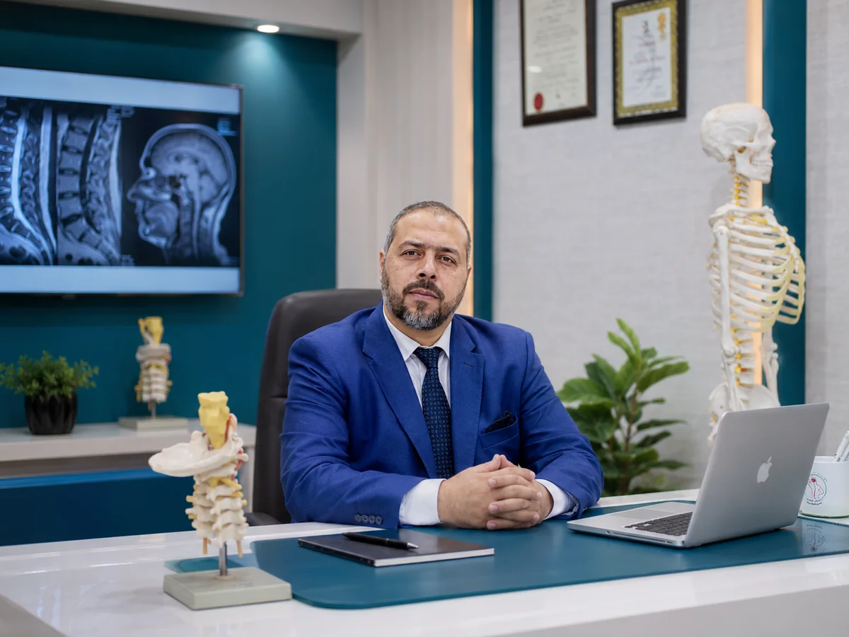 مناقشة خيارات جراحات المخ والأعصاب مع المريض